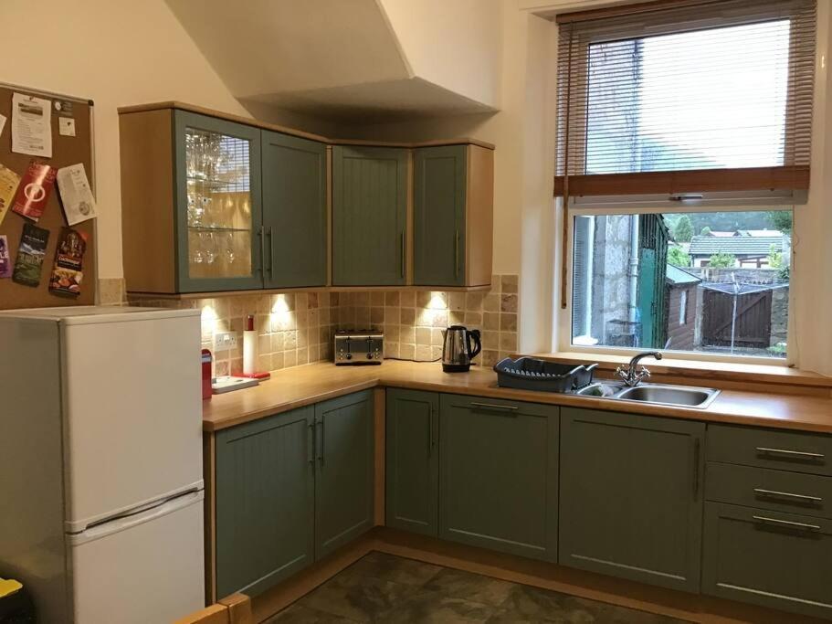 Spacious 2 Bedroom Flat In Heart Of 발라터 외부 사진