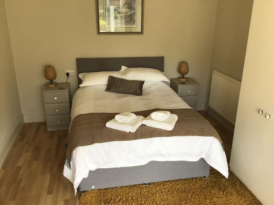 Spacious 2 Bedroom Flat In Heart Of 발라터 외부 사진